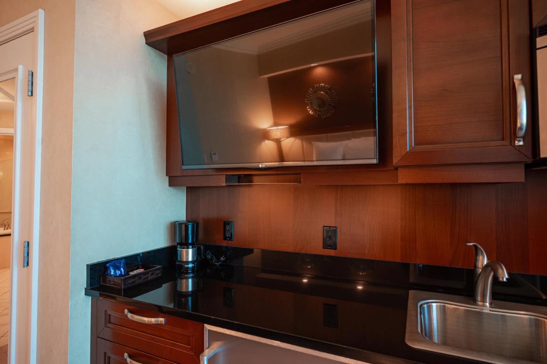 High Floor Strip View Suite& No Fee& Free Valet Las Vegas