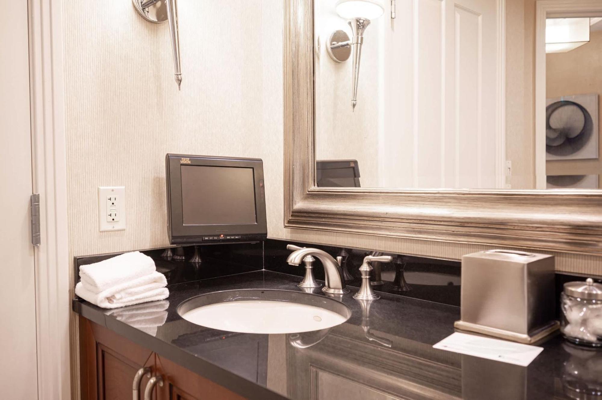 High Floor Strip View Suite& No Fee& Free Valet * Las Vegas