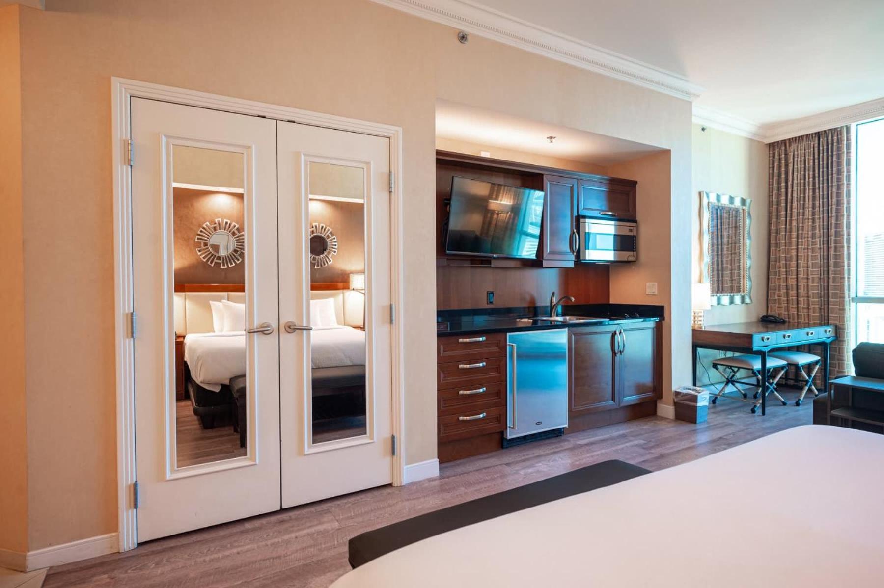 High Floor Strip View Suite& No Fee& Free Valet Las Vegas