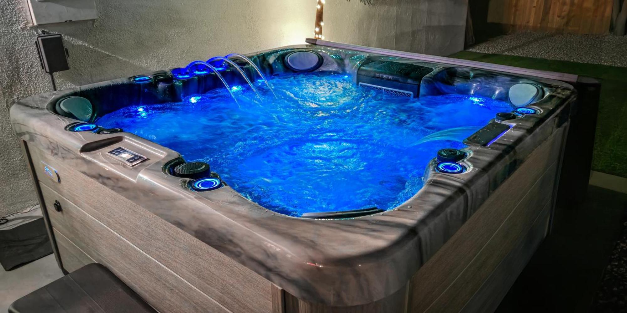 5 Min To The Strip Hot Tub Sleeps 7 Game & Holiday home