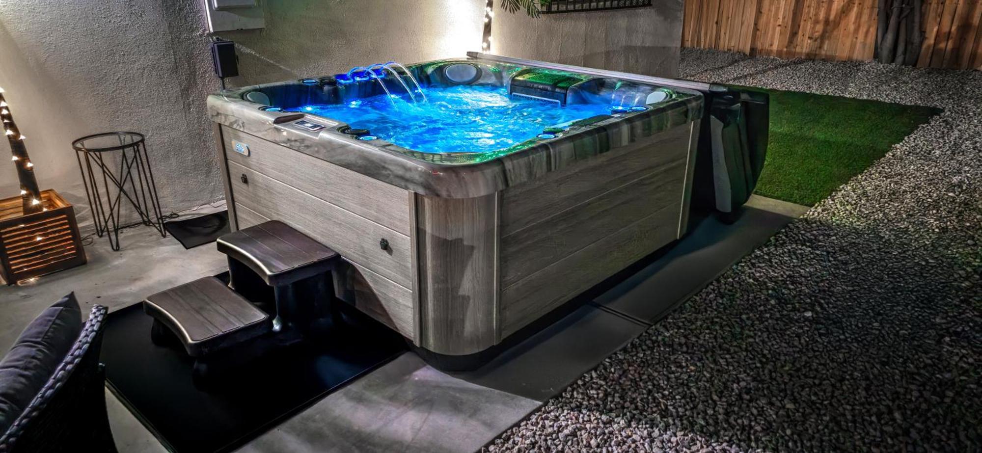 5 Min To The Strip Hot Tub Sleeps 7 Game & Holiday home *