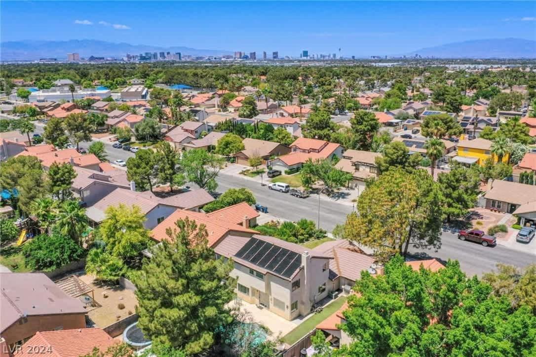 Beautiful Renovated 4br W Pool
