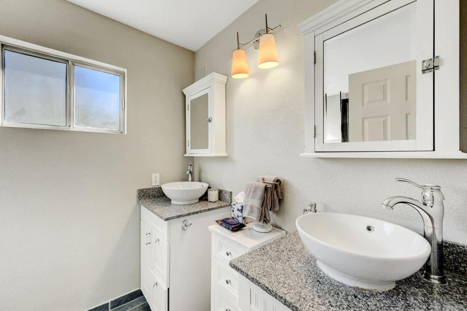 Beautiful Renovated 4br W Pool Holiday home