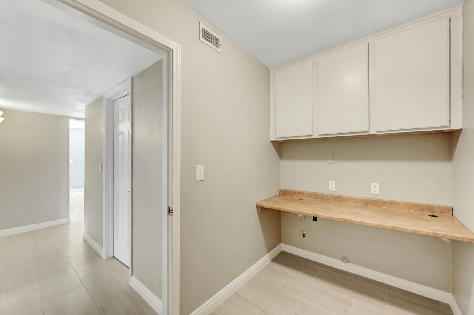 Beautiful Renovated 4br W Pool Holiday home