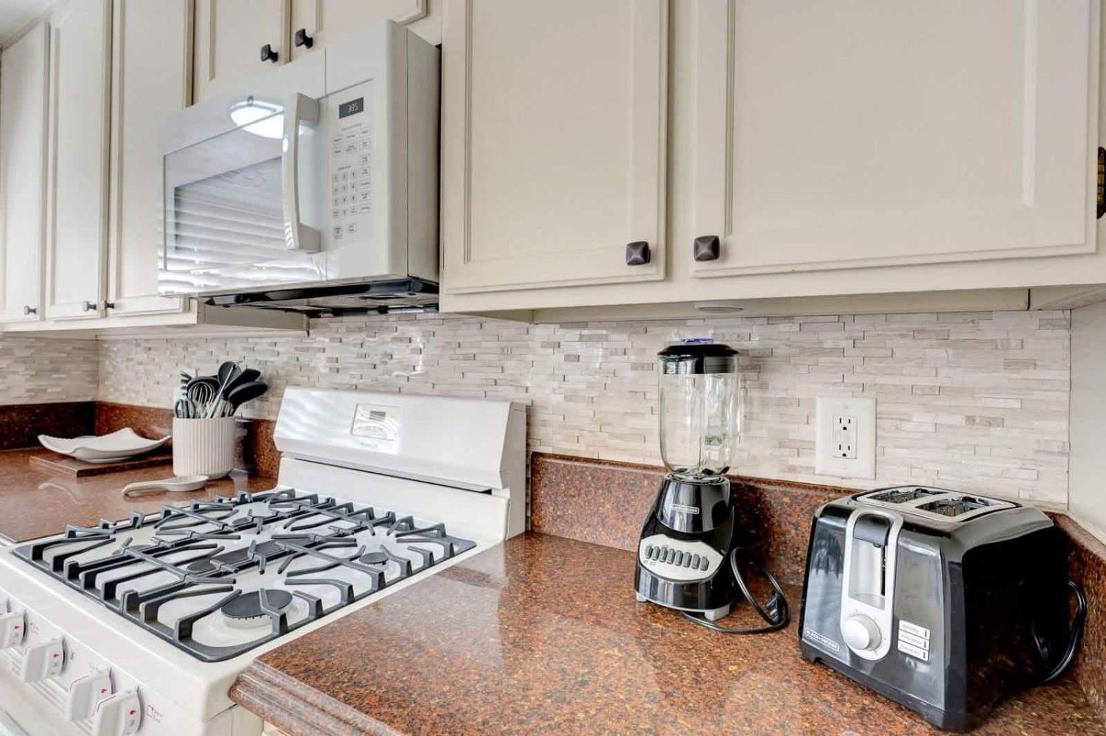 Beautiful Renovated 4br W Pool