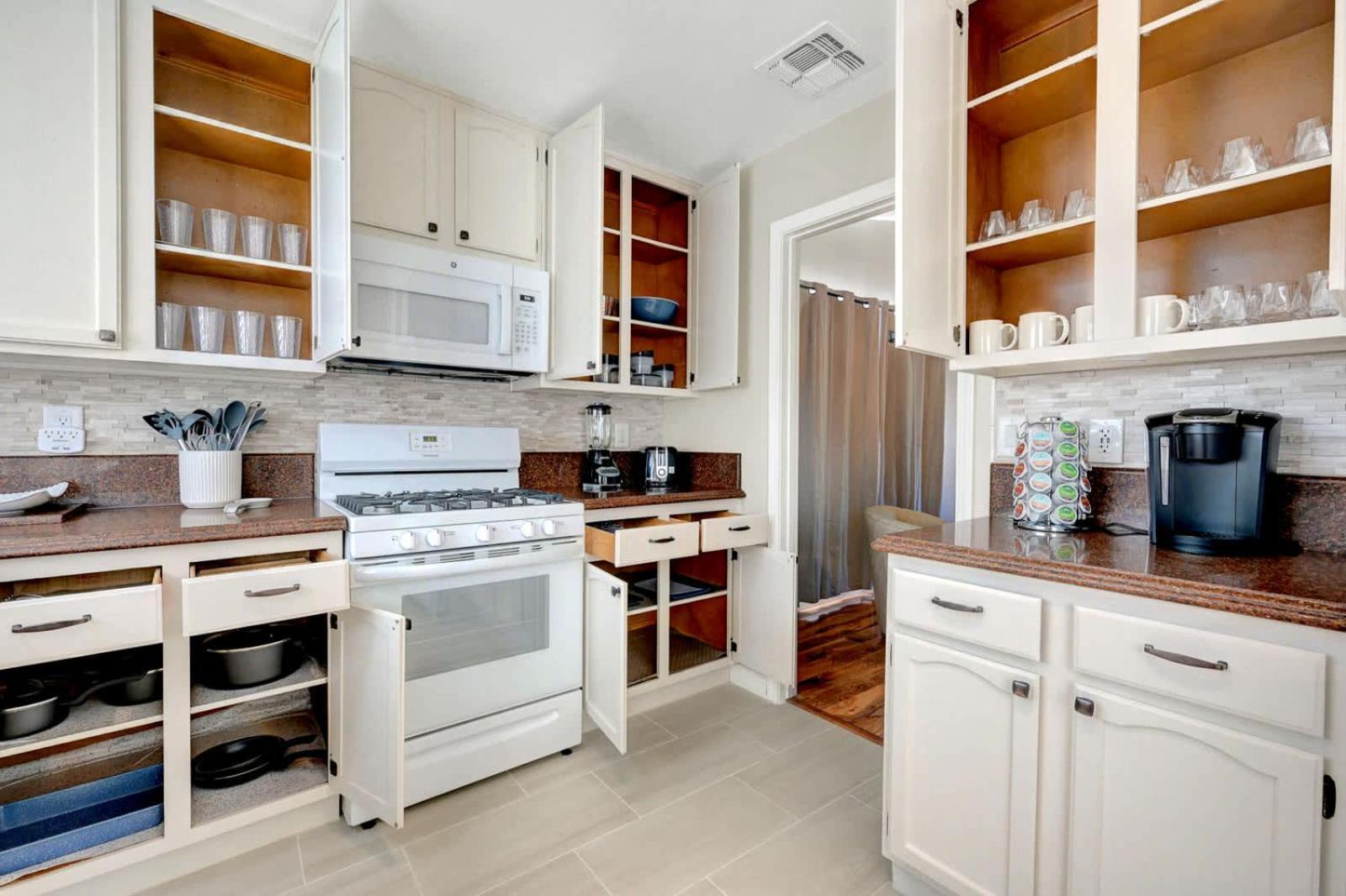 Beautiful Renovated 4br W Pool Holiday home