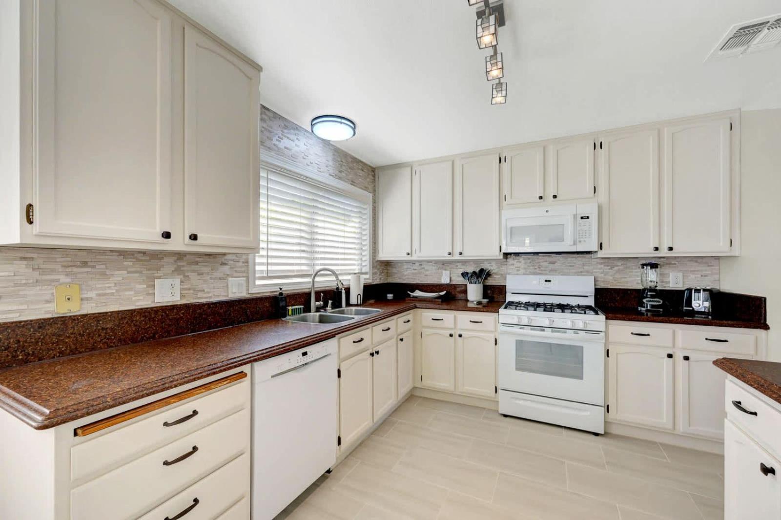 Beautiful Renovated 4br W Pool Holiday home *