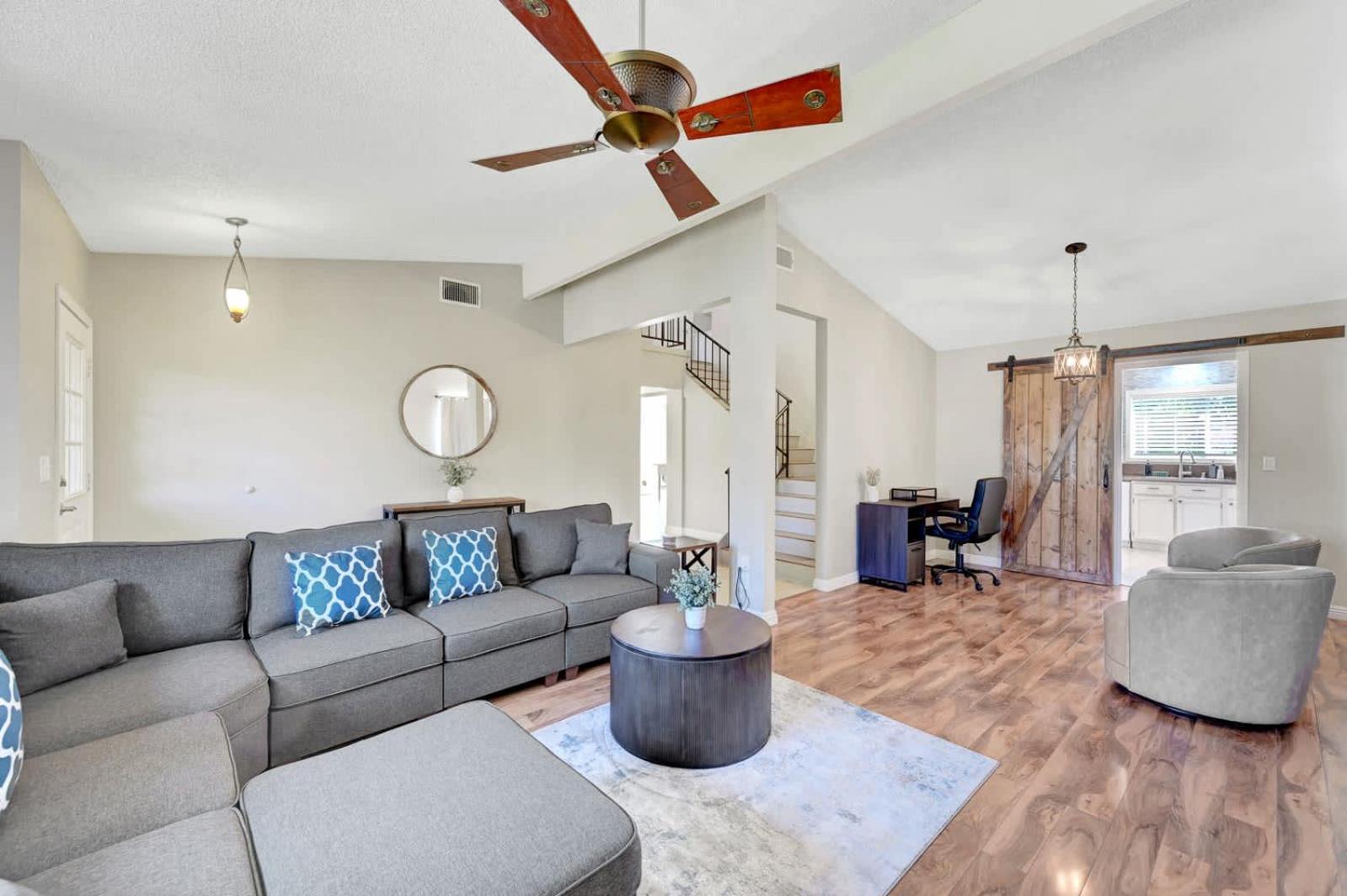 Beautiful Renovated 4br W Pool Holiday home