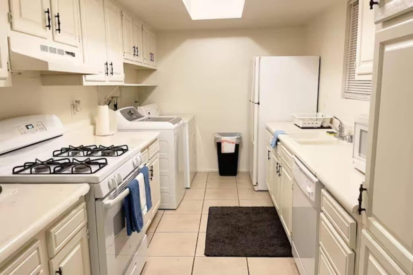2 Or 3 Bedroom Walk To Mgm Casino And Strip Holiday home