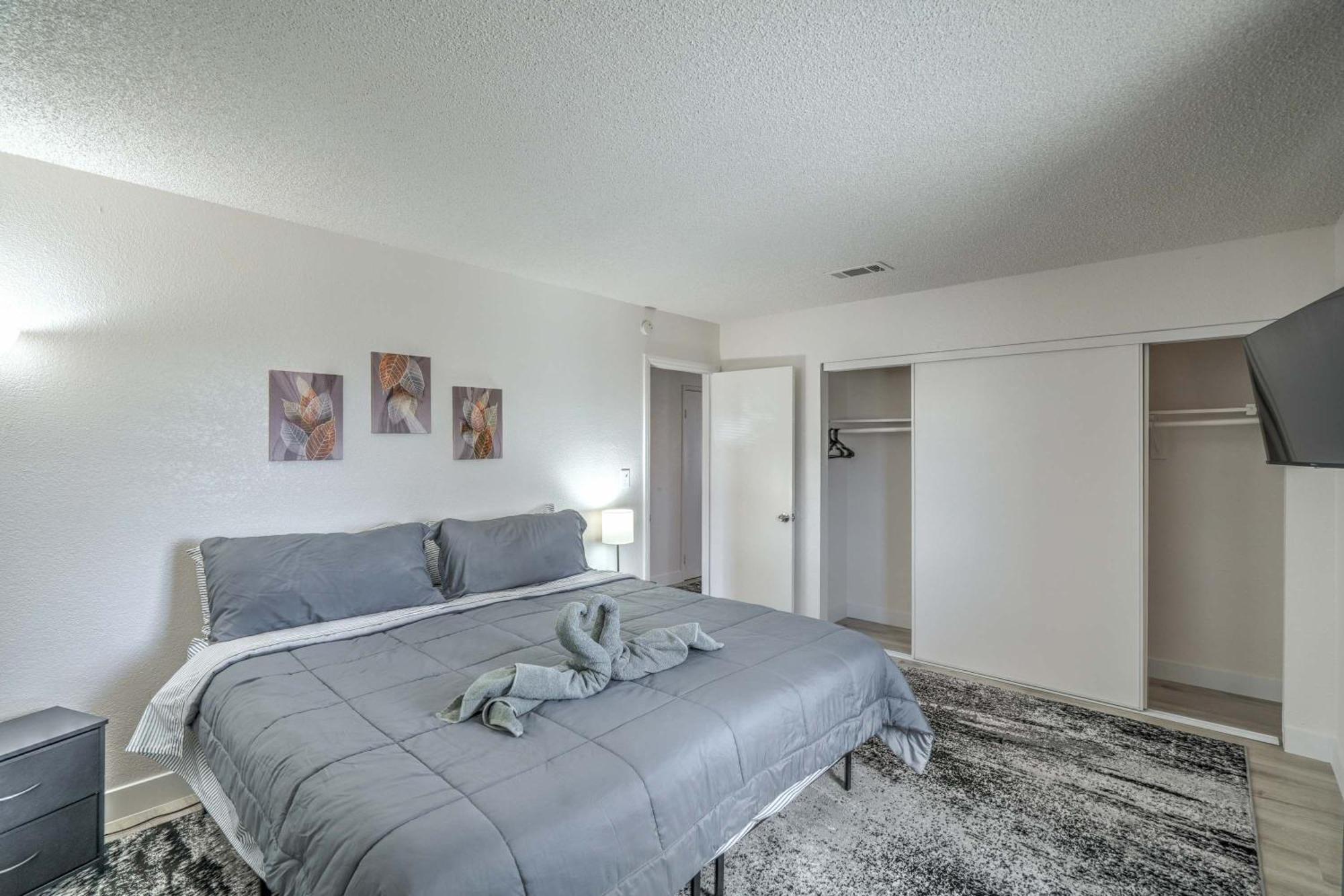 Your Vegas From Home! Sleeps 6!