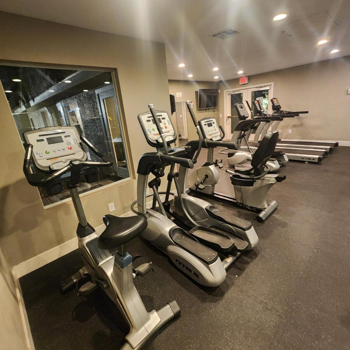 Apartment Strip Views, 2 Pools, Free Parking & No Fee *