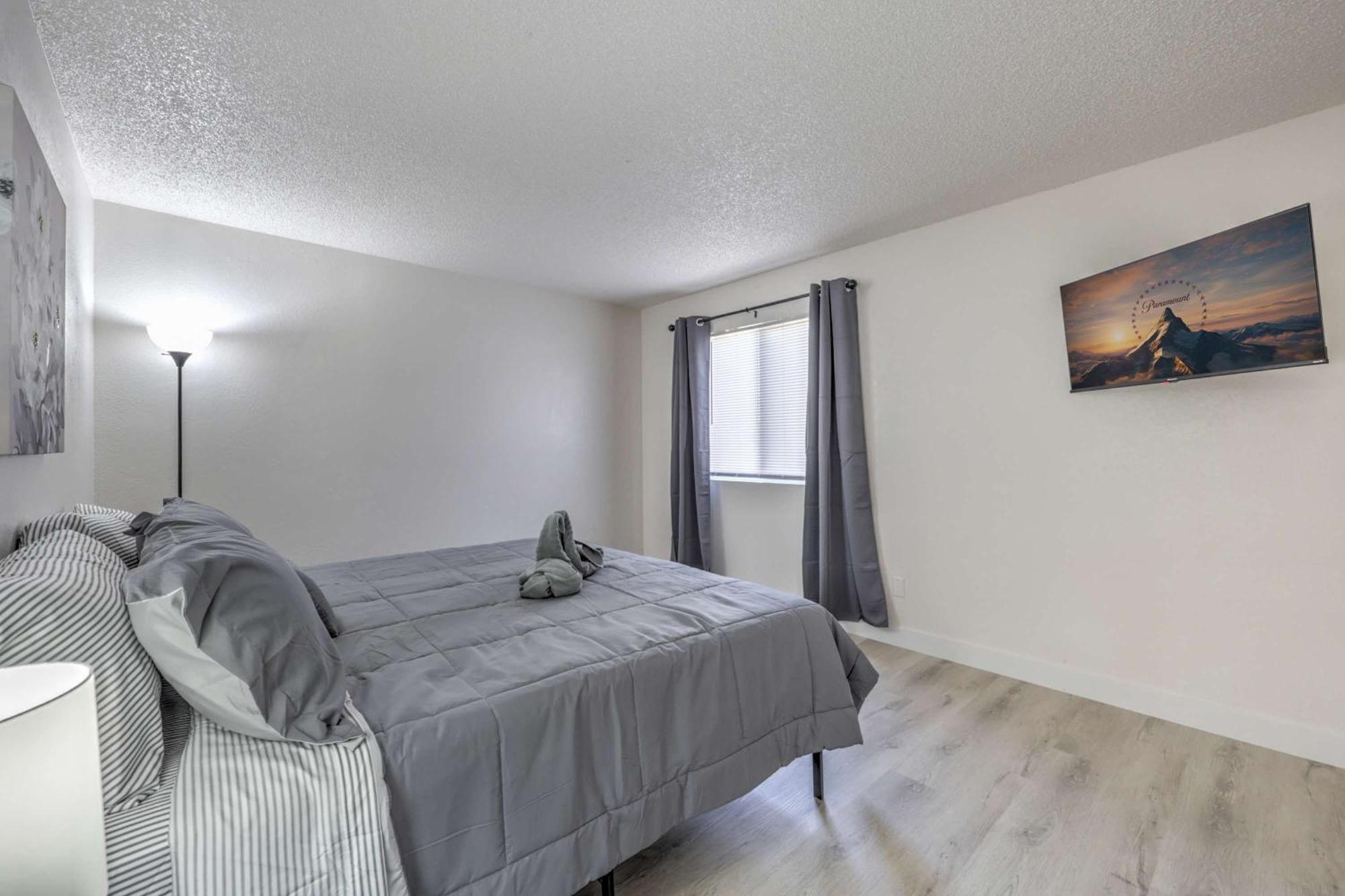 Modern Comfort Near Vegas Attractions! Sleeps 6! * Las Vegas