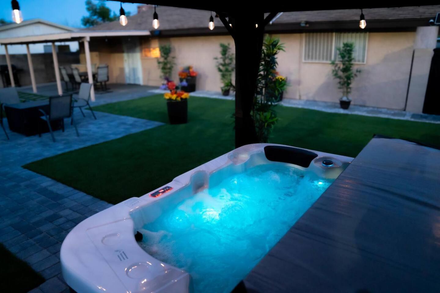 Enchanting Gardenhome- Spacious Yardluxe Jacuzzi Ferienhaus *