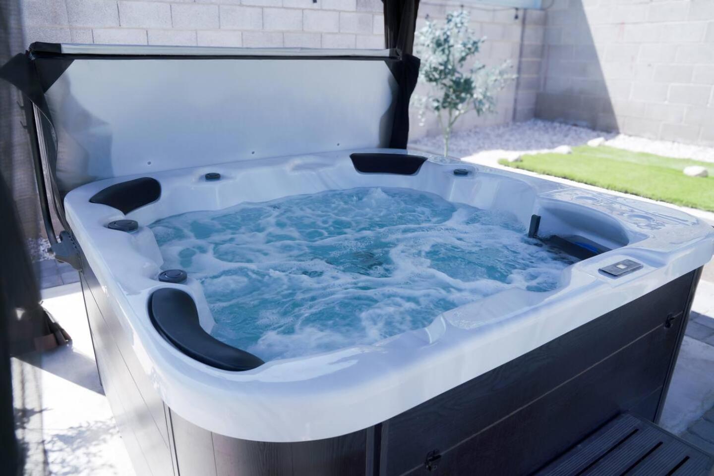 Enchanting Gardenhome- Spacious Yardluxe Jacuzzi Ferienhaus