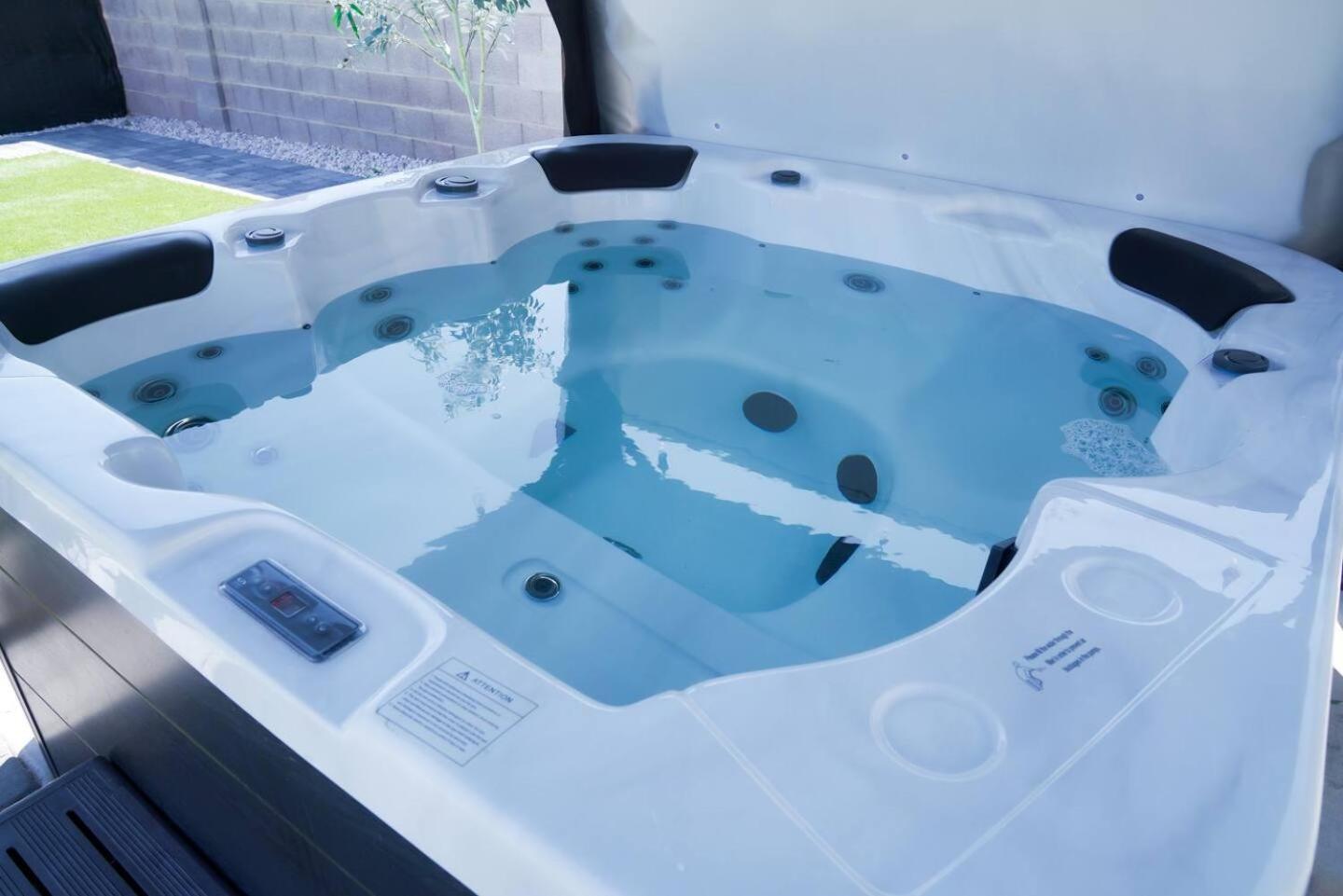 Ferienhaus Enchanting Gardenhome- Spacious Yardluxe Jacuzzi *