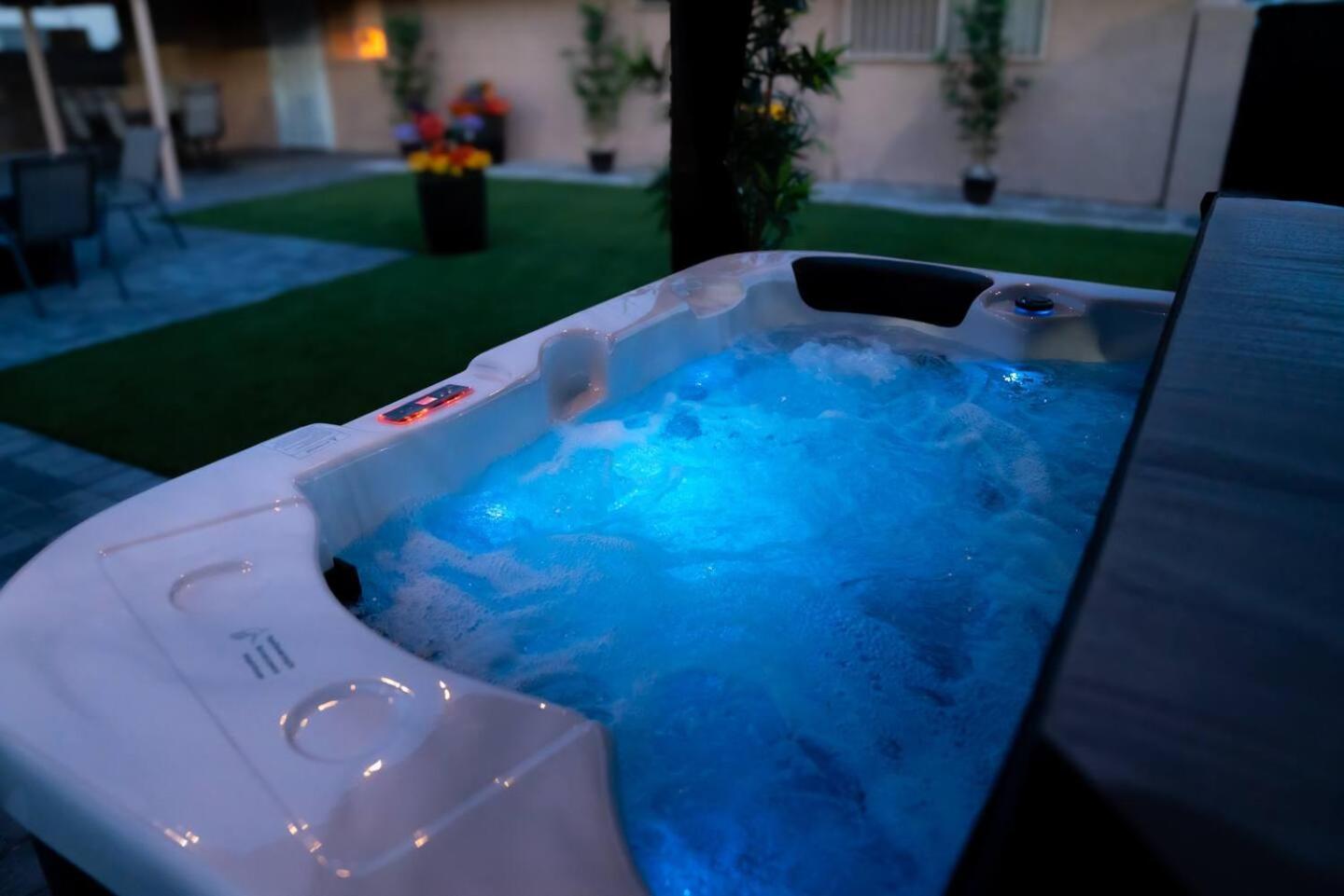 Ferienhaus Enchanting Gardenhome- Spacious Yardluxe Jacuzzi *