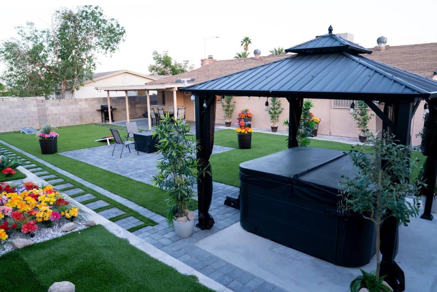 Enchanting Gardenhome- Spacious Yardluxe Jacuzzi Ferienhaus