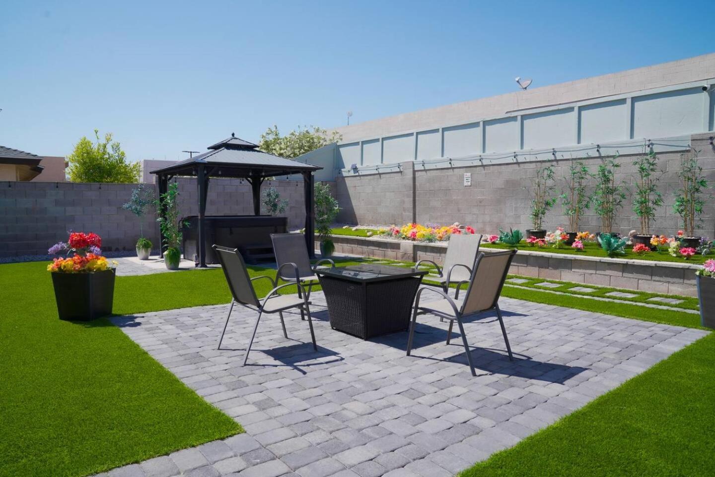 Ferienhaus Enchanting Gardenhome- Spacious Yardluxe Jacuzzi