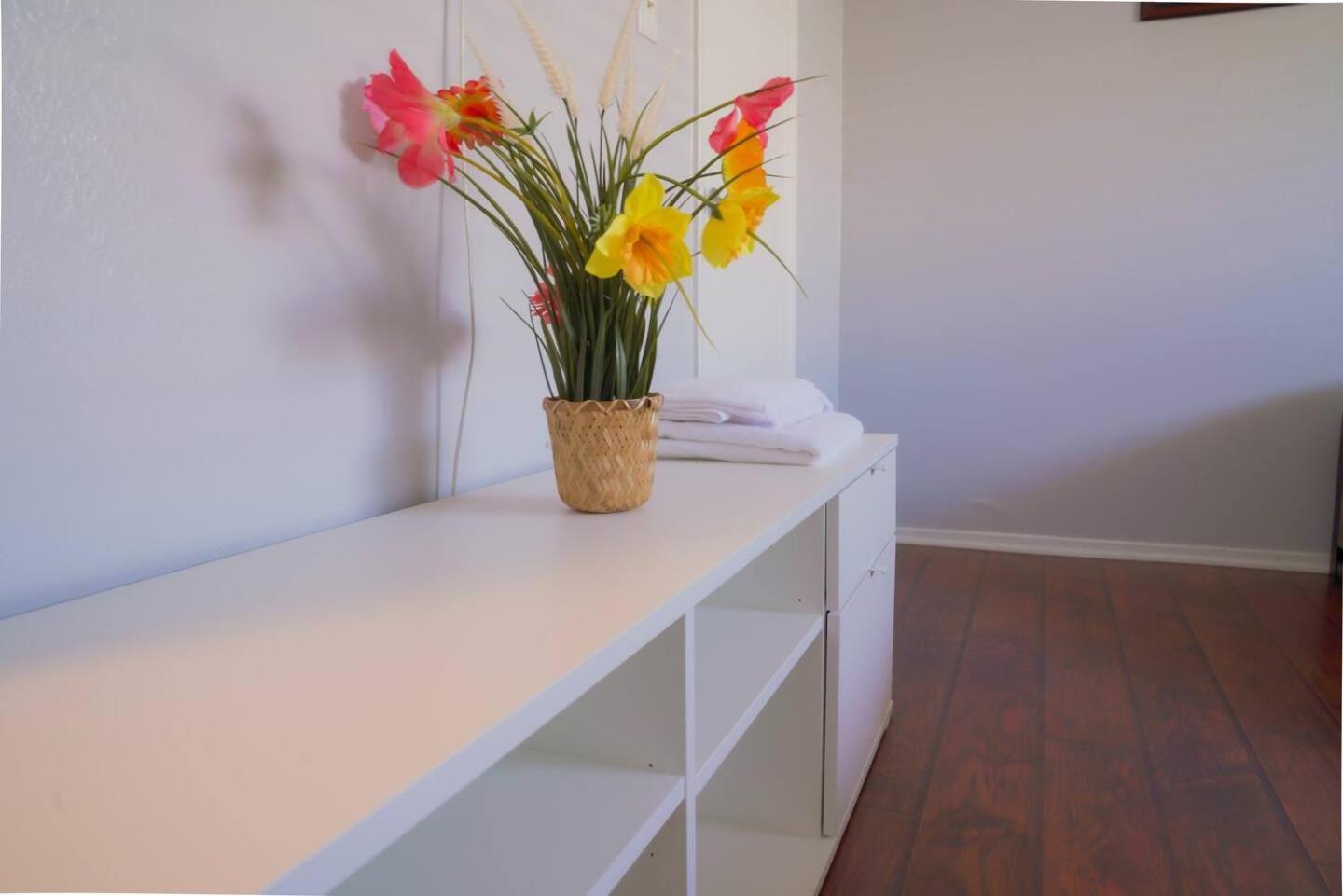 Ferienhaus Enchanting Gardenhome- Spacious Yardluxe Jacuzzi *