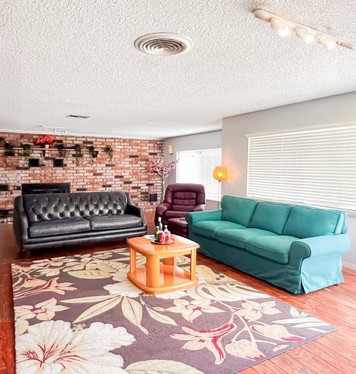 Ferienhaus Enchanting Gardenhome- Spacious Yardluxe Jacuzzi *