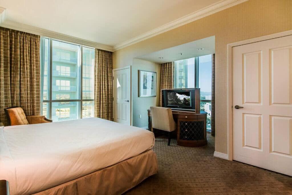 Stunning Mgm 1br W Airport & Mountain Views 10802