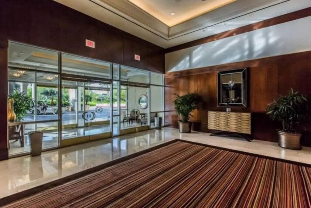 Stunning Mgm 1br W Airport & Mountain Views 10802 Apartment