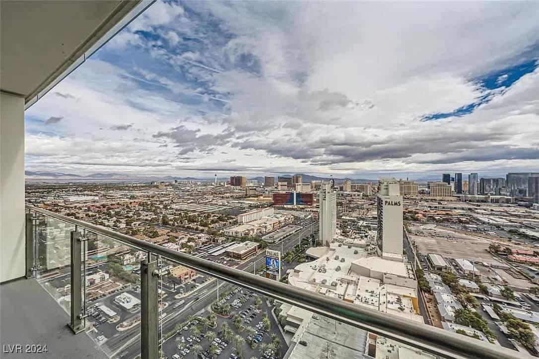 Holiday home Incredible Penthouse Strip Views Balcony Access