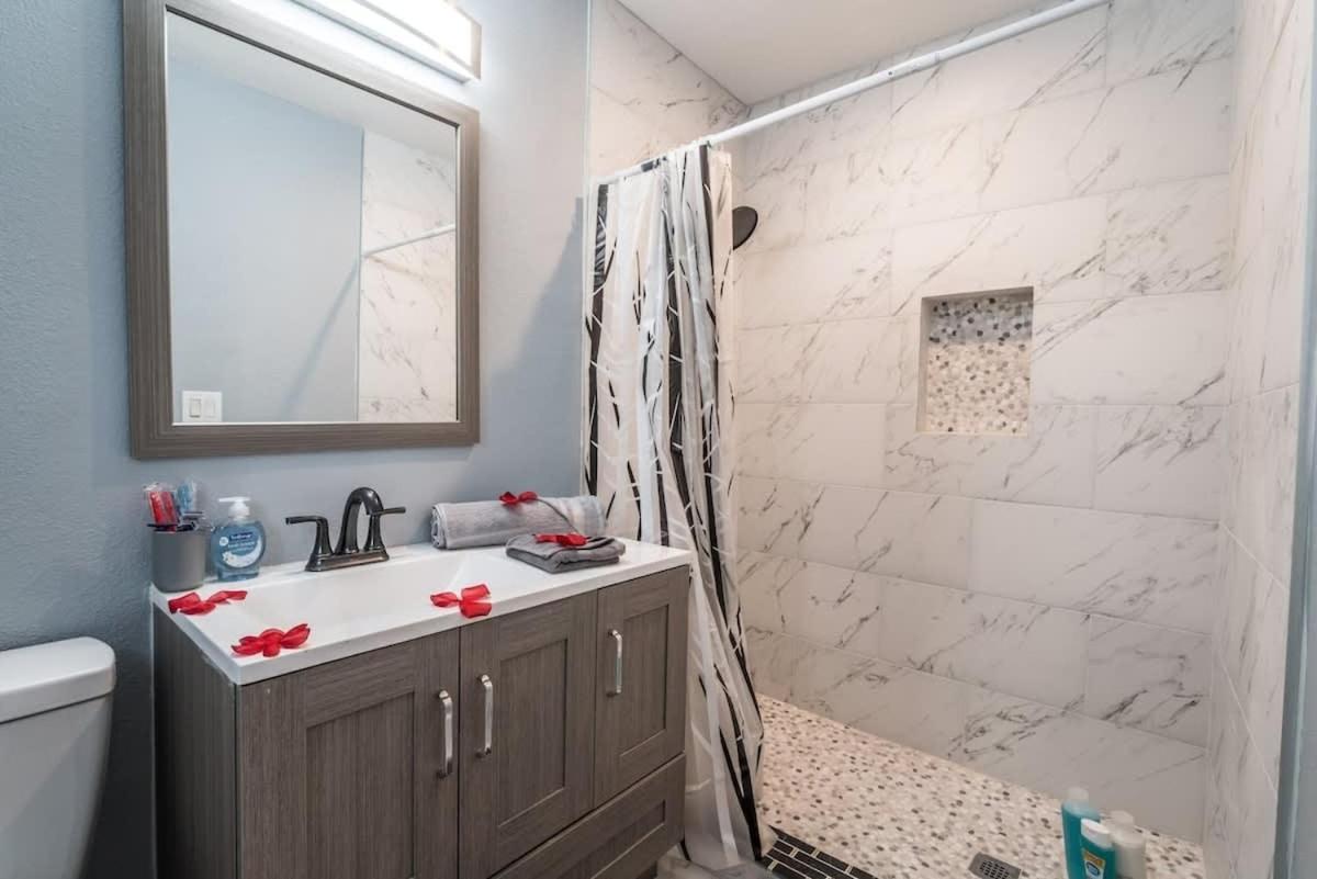 Luxury Living Just Steps From The Strip Holiday home Las Vegas