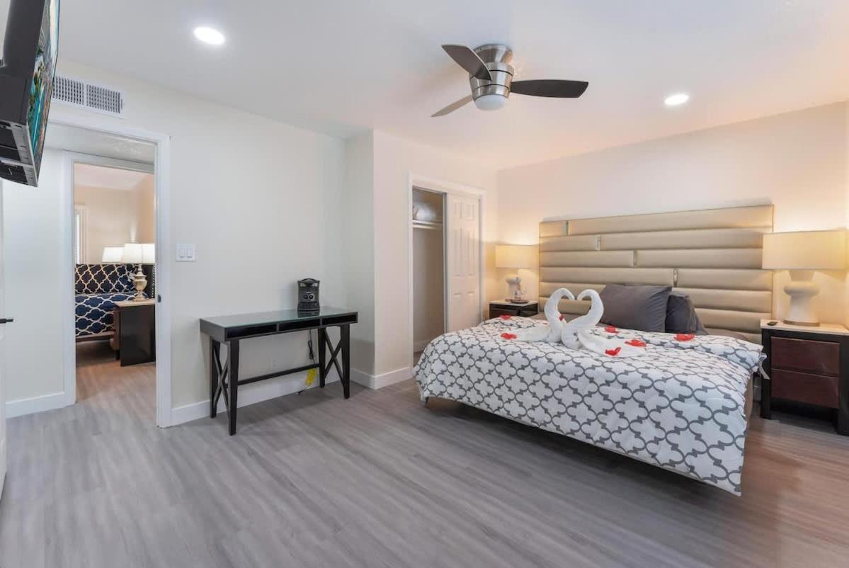 Exclusive Designer With Strip Views And Pool *