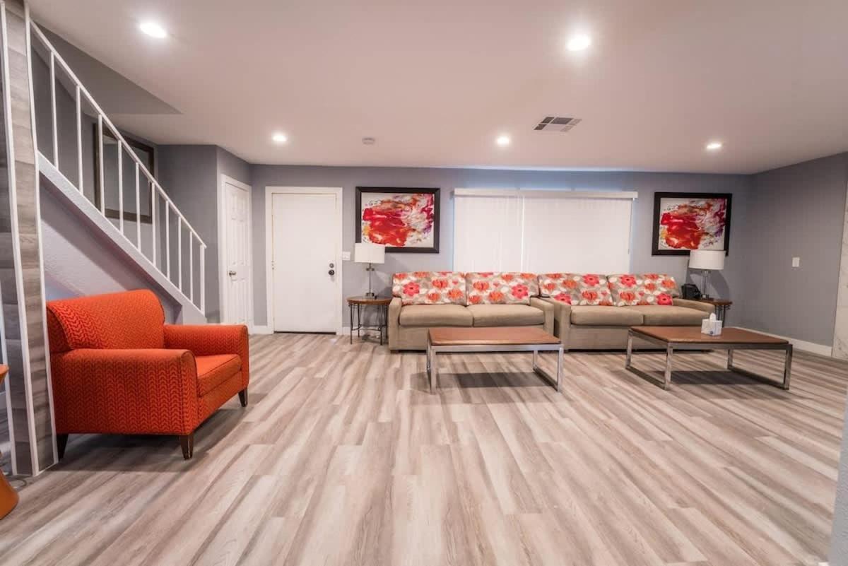 Luxury Living Just Steps From The Strip Holiday home *