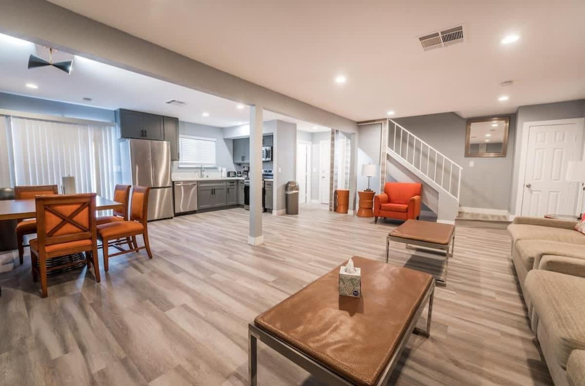 Luxury Living Just Steps From The Strip Holiday home