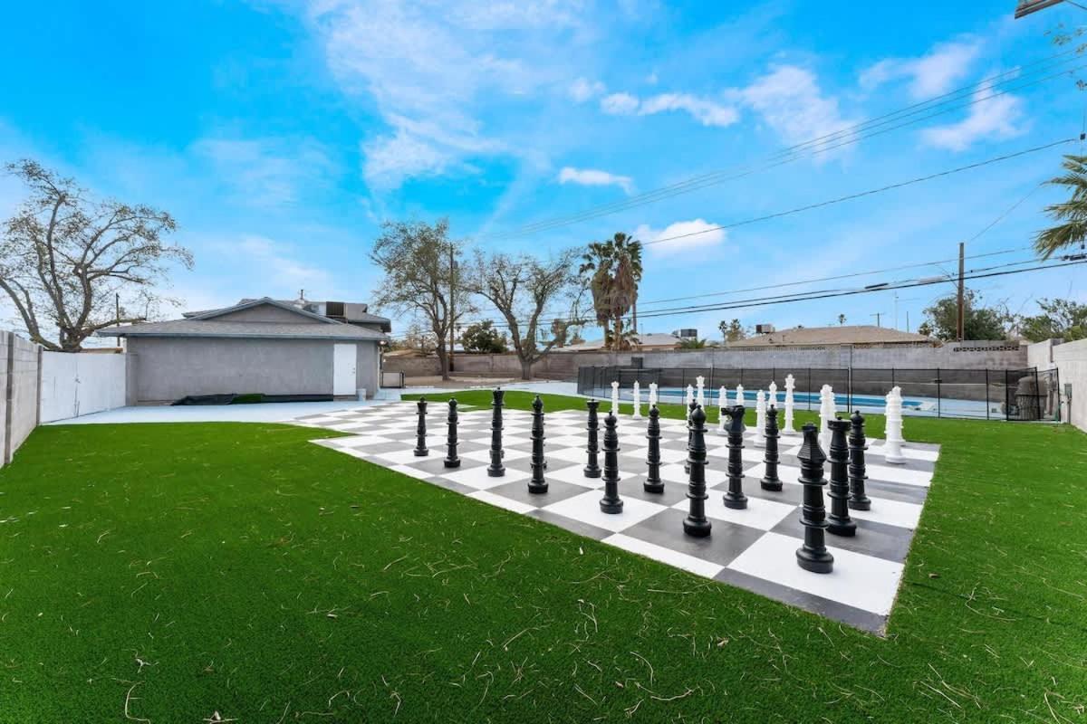 Exclusive Designer With Strip Views And Pool *