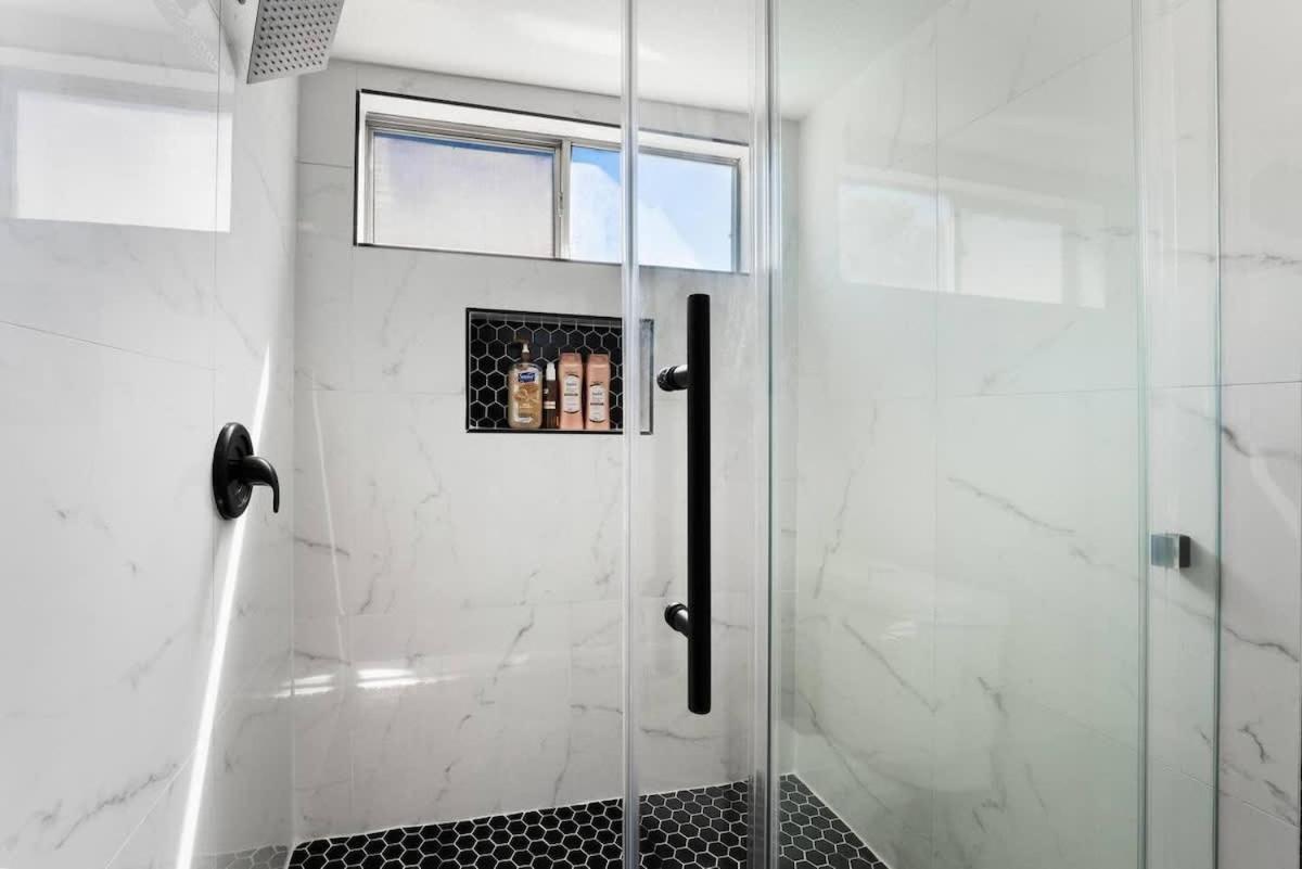 Bright Big Lights Your Near The Strip Villa *