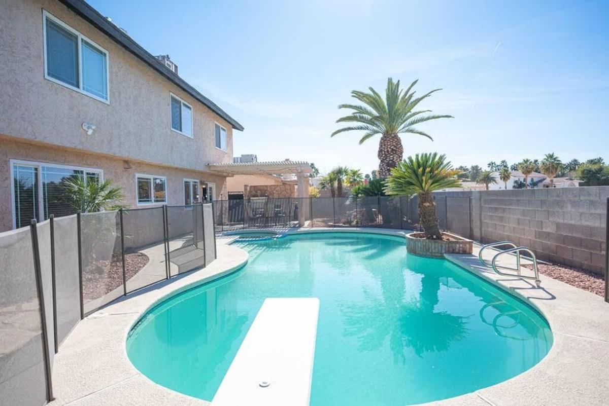 Vibrant Vegas Getaway W Pool Close To The Strip *