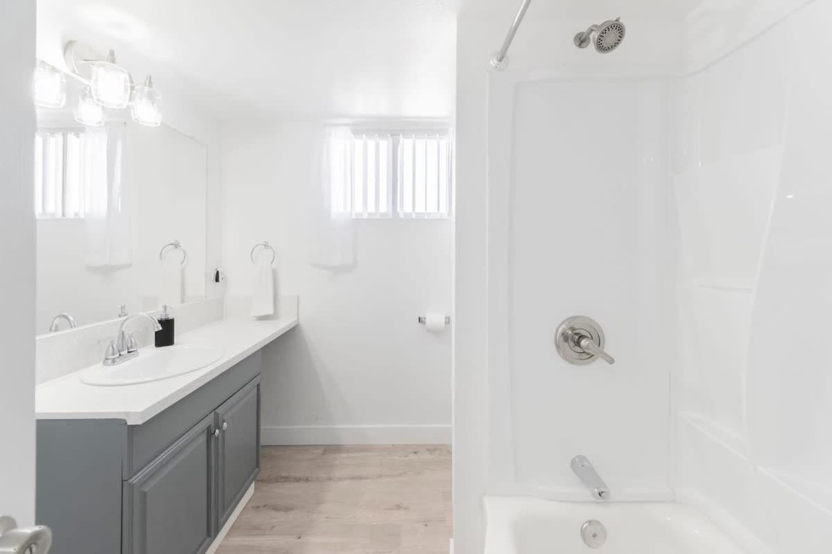 Holiday home Chic 2-bed Oasis Sleeps 6! Minutes From Strip! *