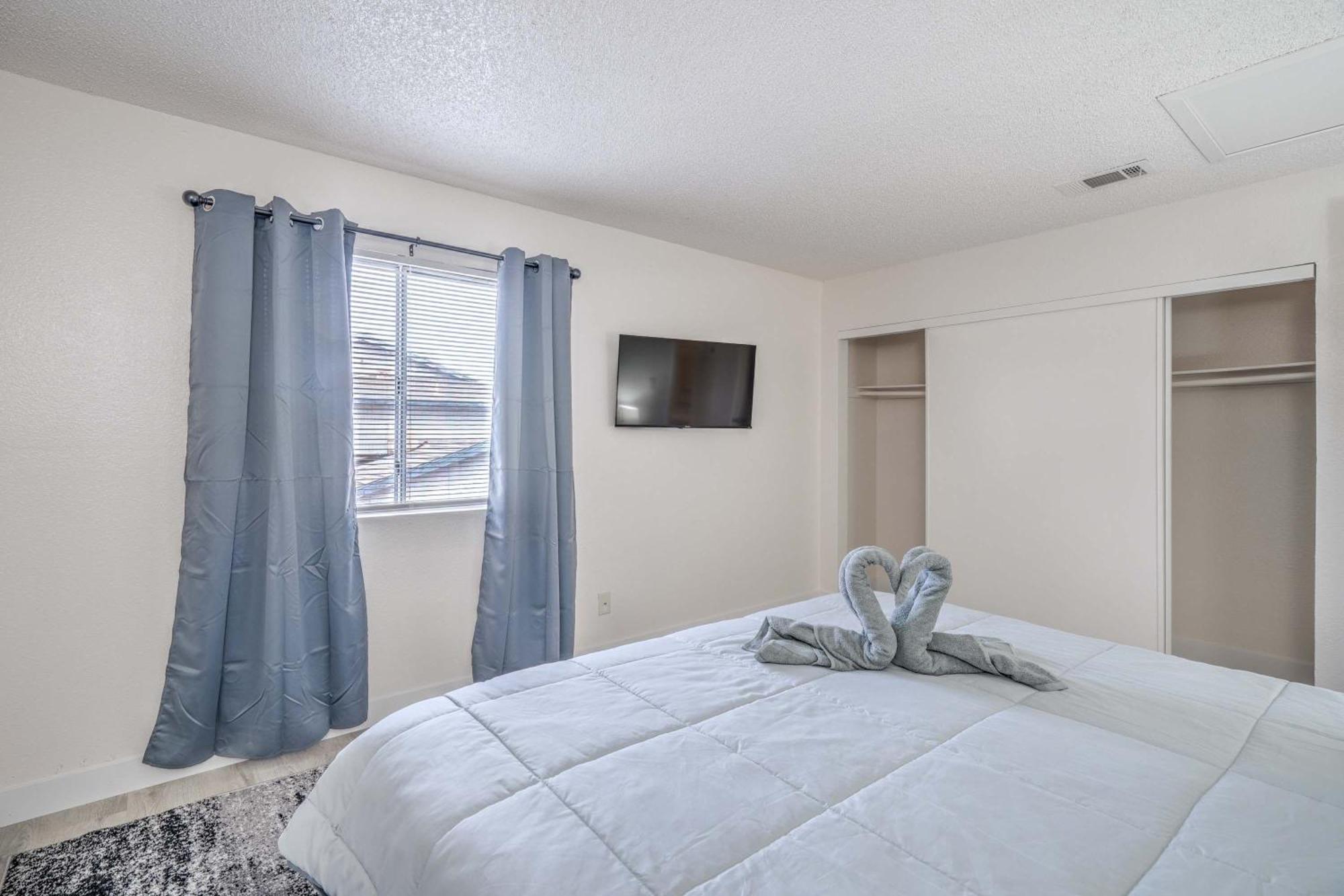 Stylish Near Vegas Strip! Sleeps 6! Holiday home Las Vegas