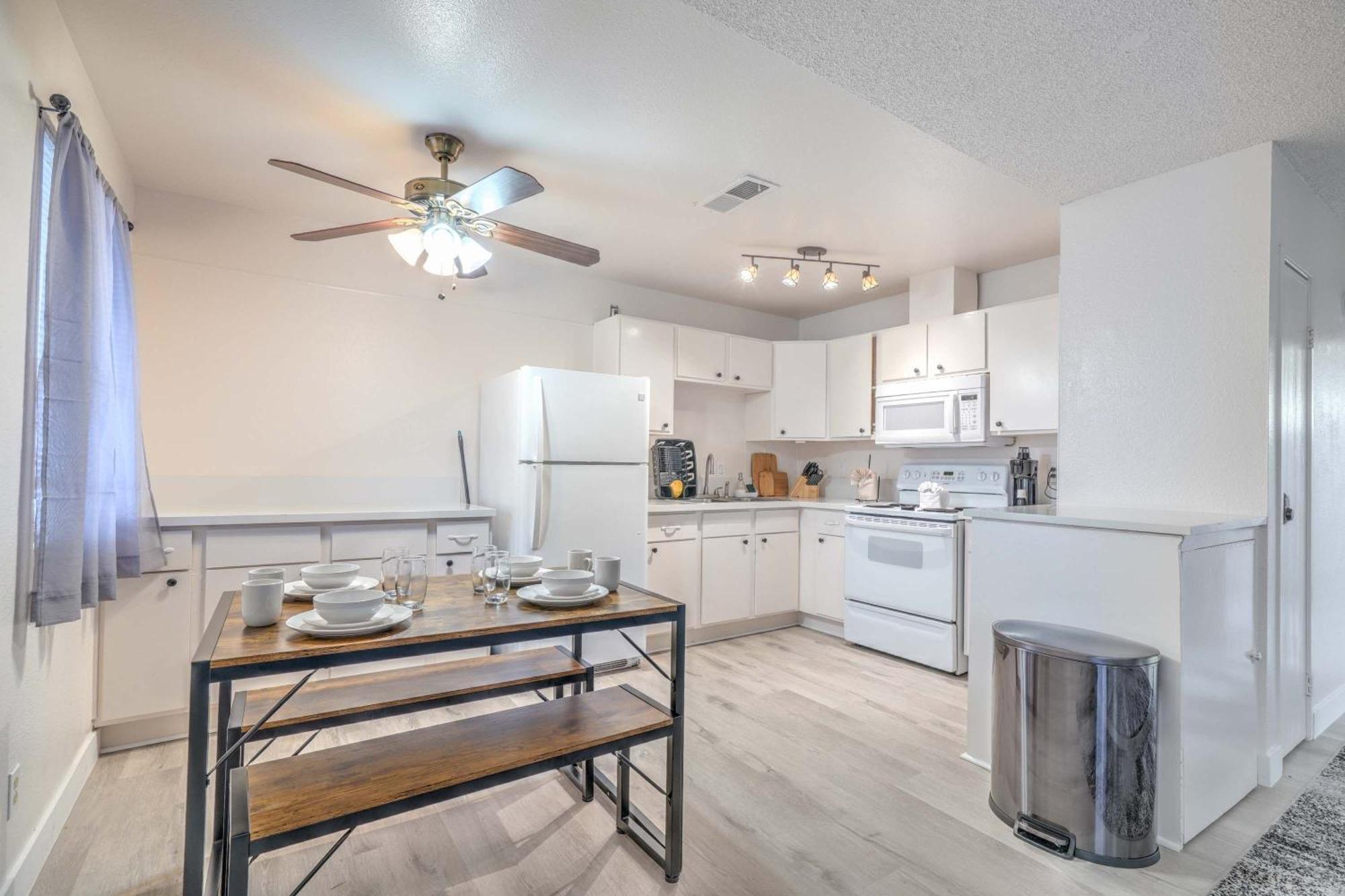 Stylish Near Vegas Strip! Sleeps 6! Holiday home *