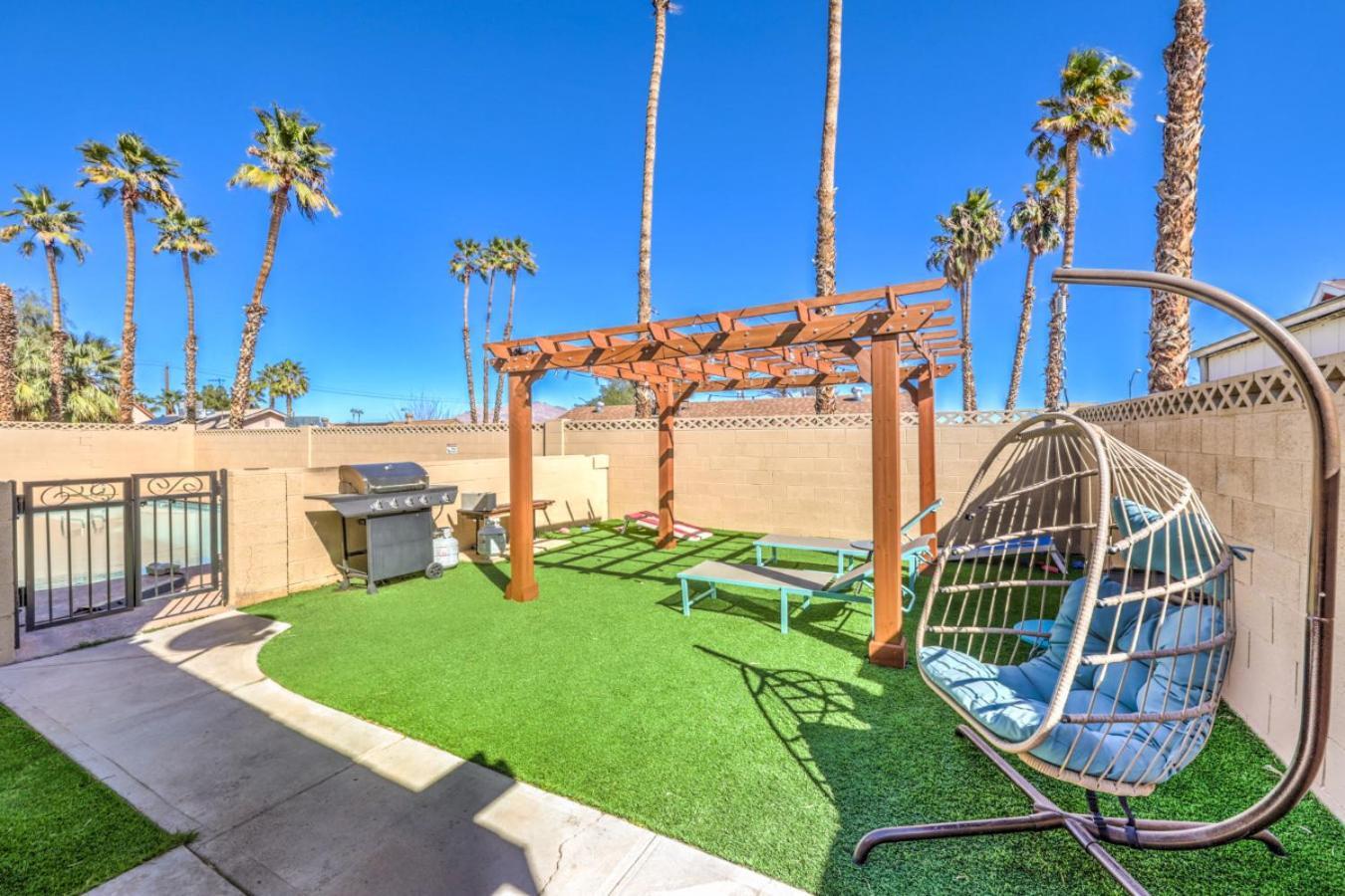 Oasis Near Strip Pool Jacuzzi Deck Poker Holiday home *