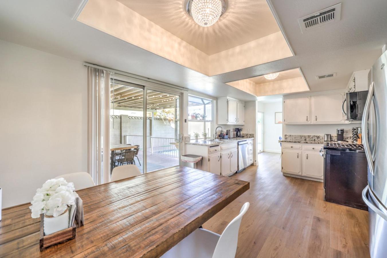 Holiday home Oasis Near Strip Pool Jacuzzi Deck Poker