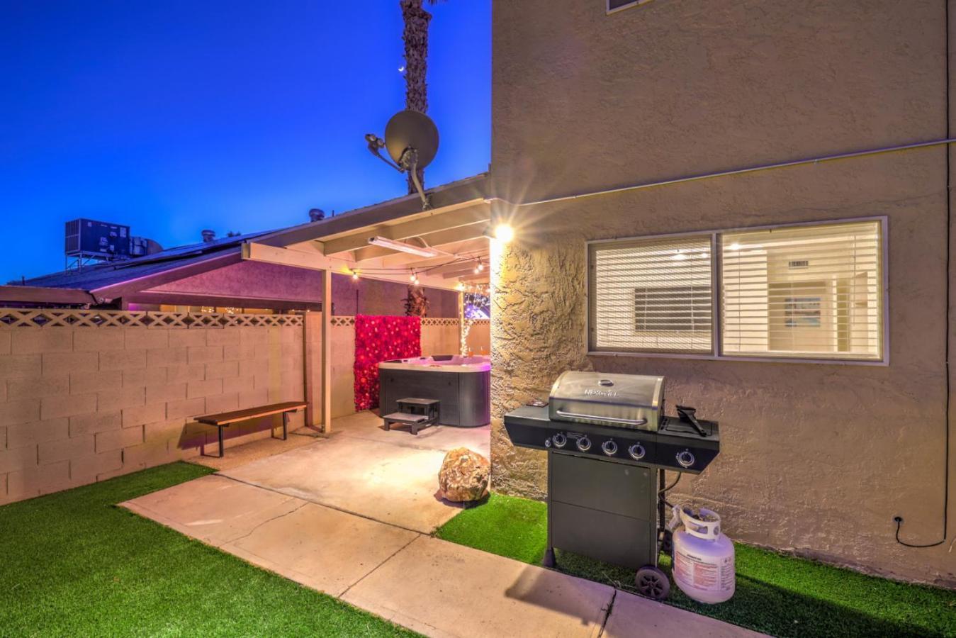 Holiday home Oasis Near Strip Pool Jacuzzi Deck Poker
