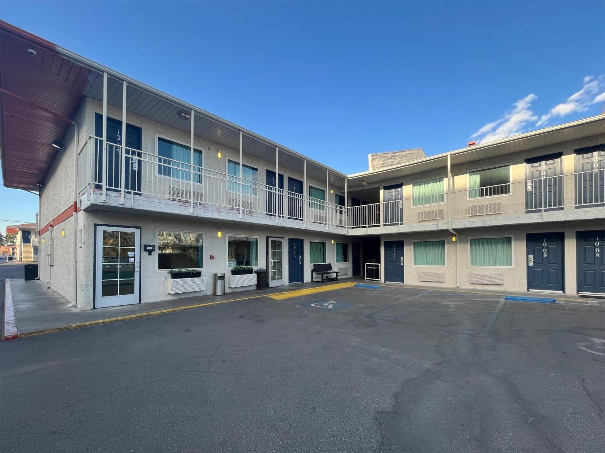 6 Vegas, Nv - Strip Hotel