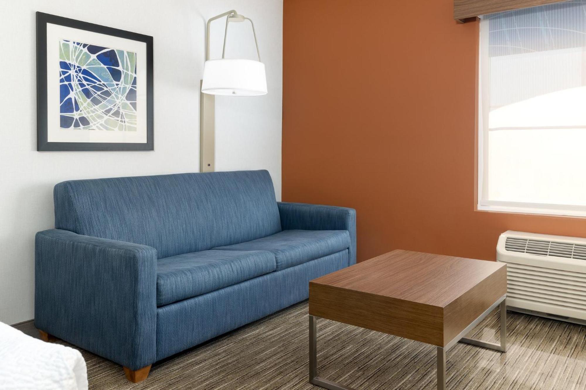 Express & Vegas Sw Springvalley By Ihg Hotel