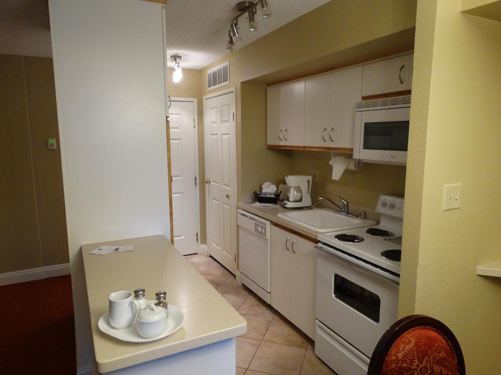 Suites At Jockey Club 3*