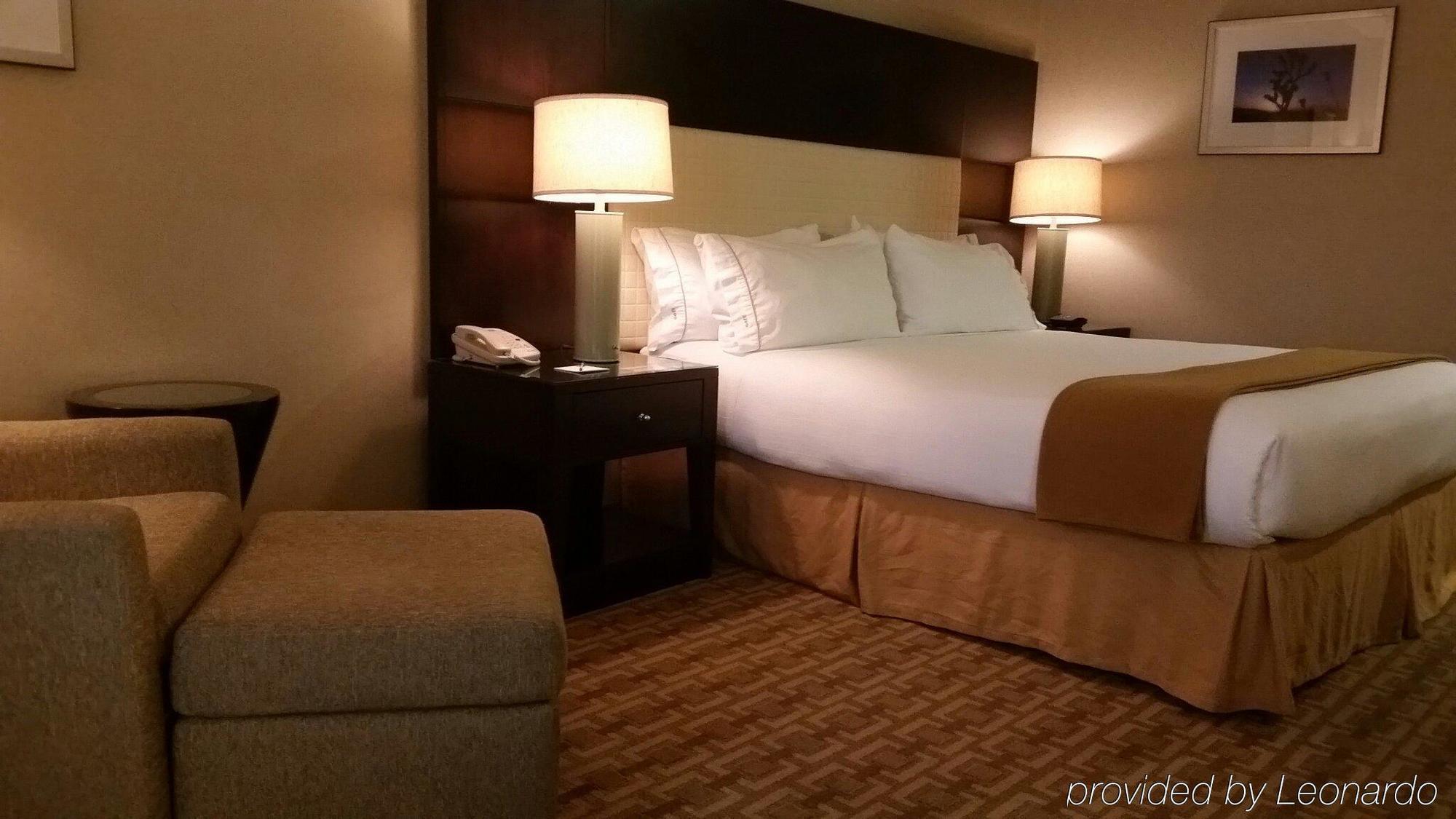 Hotel Express & Vegas Sw Springvalley By Ihg 3*