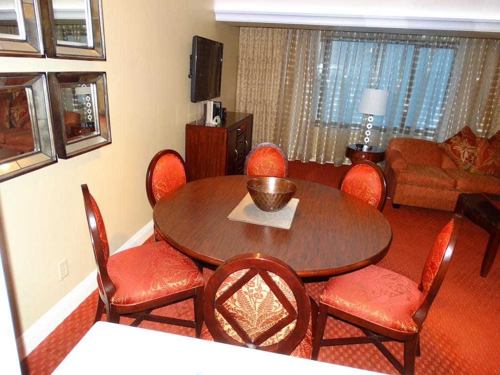 Aparthotel Suites At Jockey Club