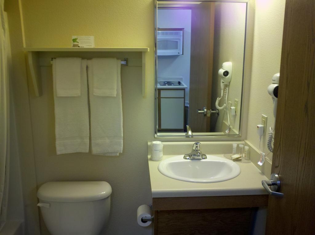 Hotel Howard Johnson Vegas / Near Nellis Afb 3*