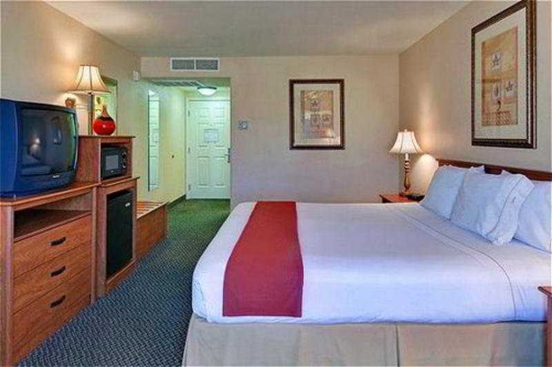 Express Vegas-nellis By Ihg Hotel 3*