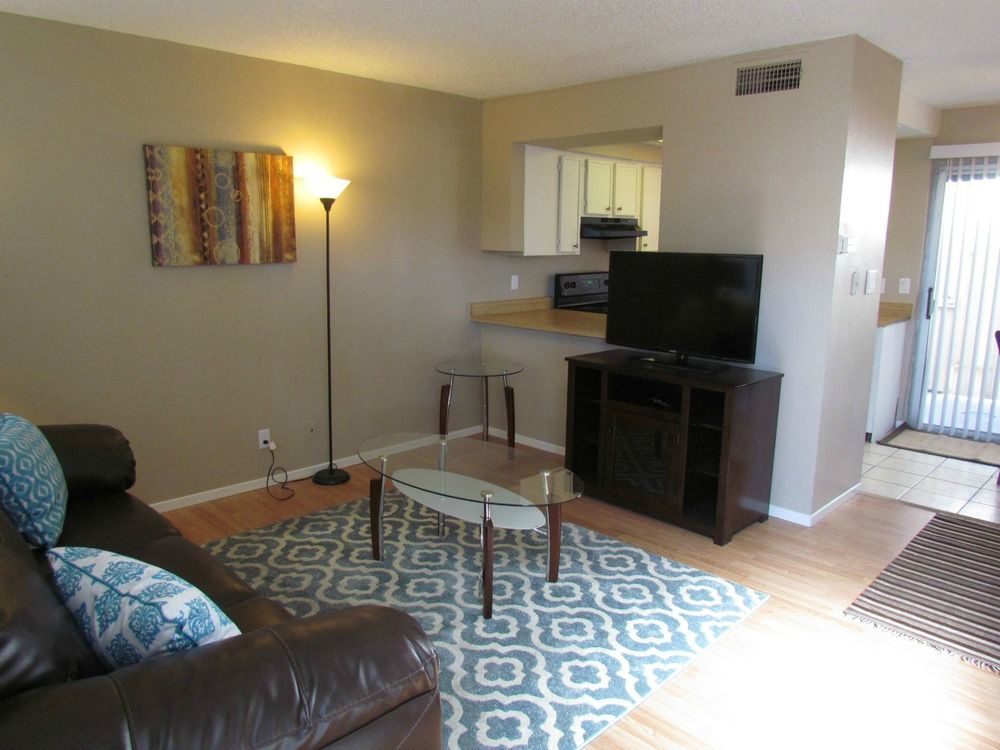 Townhouse 8 Minutes To Strip Apartment