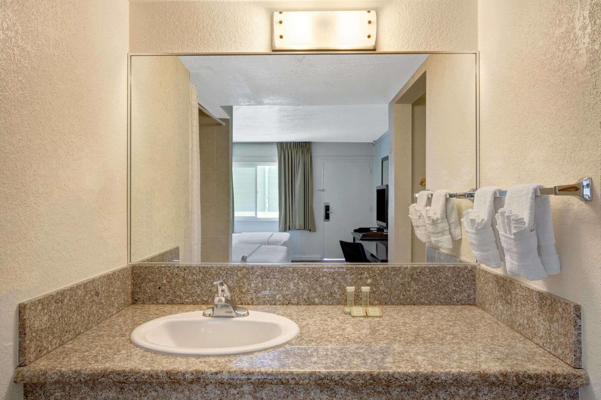 Super 8 By Wyndham Vegas North Strip/fremont St. Area Hotel 2*
