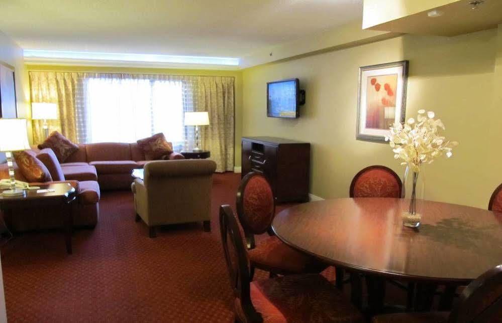 Suites At Jockey Club 3*